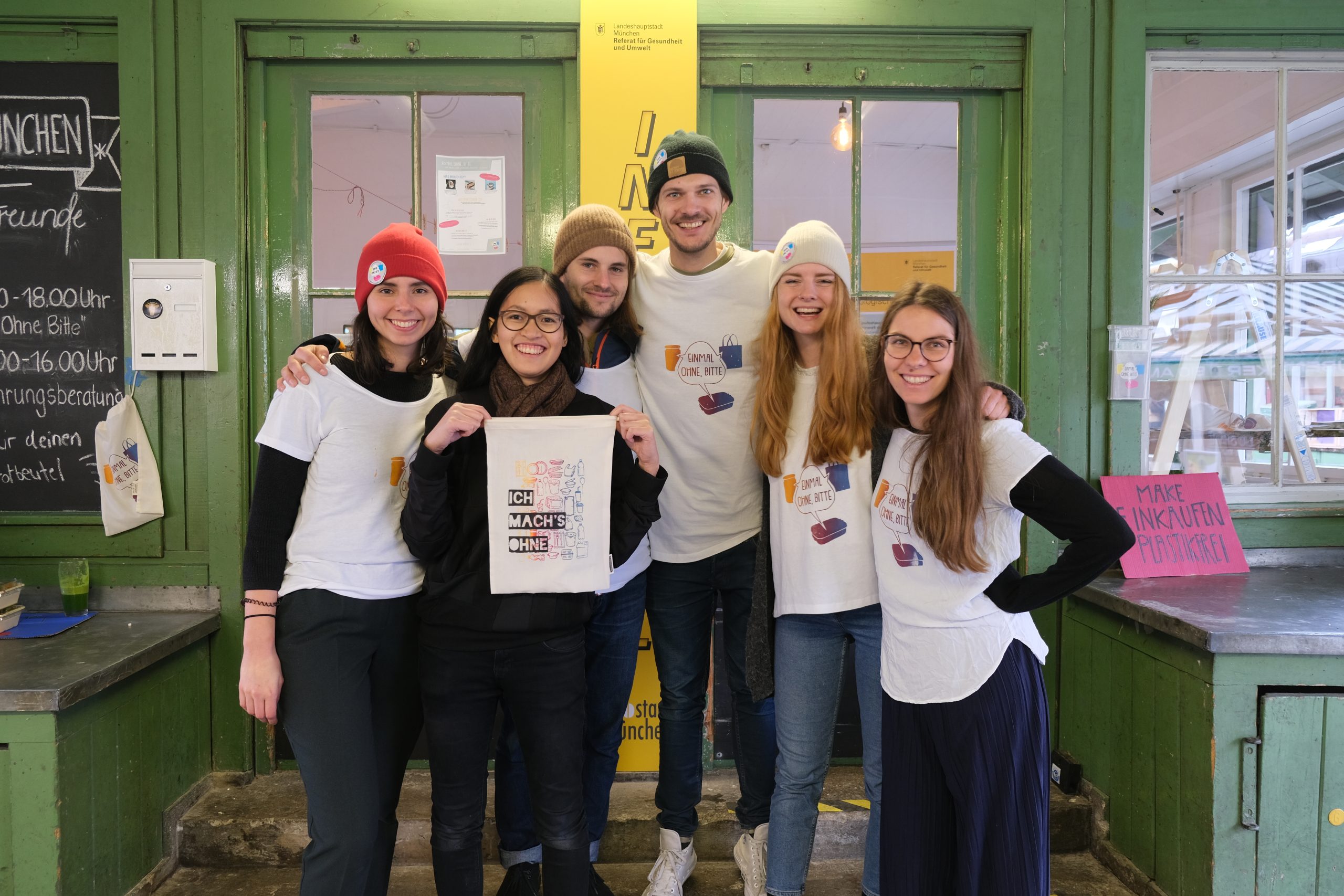 Foto des Teams von „Einmal ohne, bitte“ aus der Aktionswoche mit bedruckten T-Shirts und Stoffbeuteln