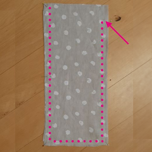 Foto zum ersten Schritt für einen selbstgenähten Stoffbeutel: Stoffstück mit Nahtmuster