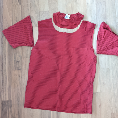Foto zum ersten Schritt für zur Upcycling-Einkaufstasche: T-Shirt mit abgeschnitten Ärmeln und Ausschnitt