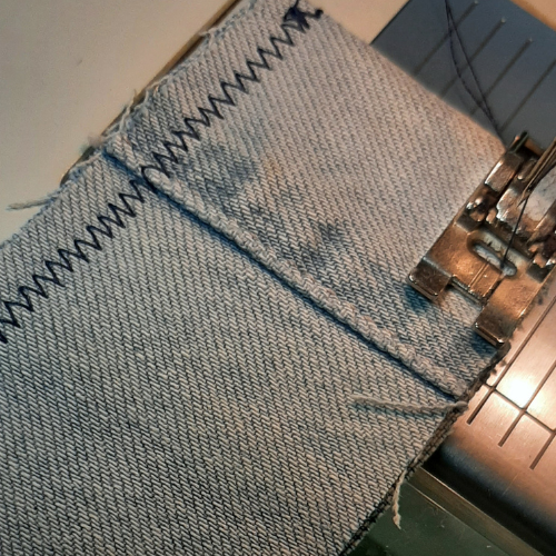 Foto zum zweiten Schritt für eine selbstgenähte Bechermanschette: Jeansstoff unter der Nähmaschine