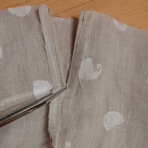 Foto zum zweiten Schritt für einen selbstgenähten Stoffbeutel: Schere am Tunnelschlitz