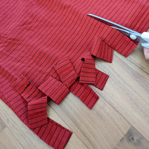 Foto zum zweiten Schritt für zur Upcycling-Einkaufstasche: Einschneiden des T-Shirt-Saums