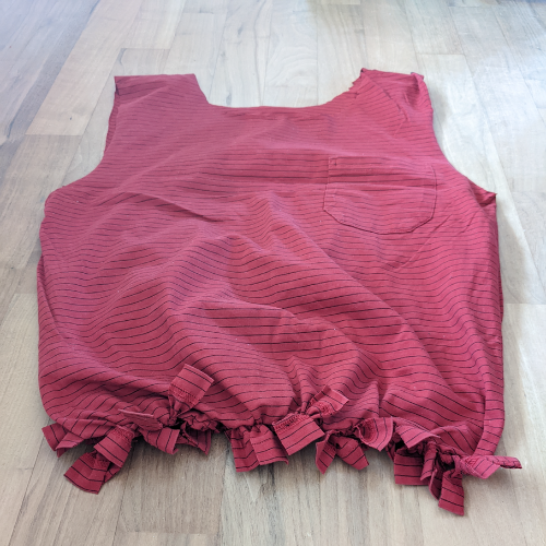 Foto zum dritten Schritt für zur Upcycling-Einkaufstasche: verknotete Streifen