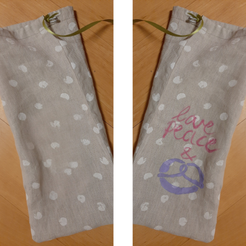 Foto zum vierten Schritt für einen selbstgenähten Stoffbeutel: Ergebnisse ohne und mit Deko