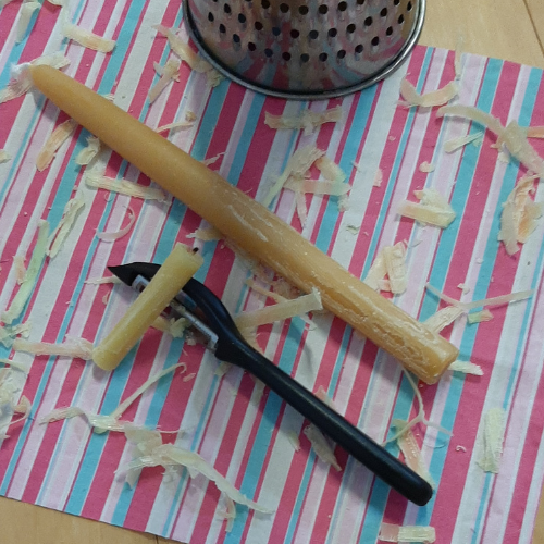 Foto geraspelter Bienenwachskerzen zur Herstellung eines Wachstuchs