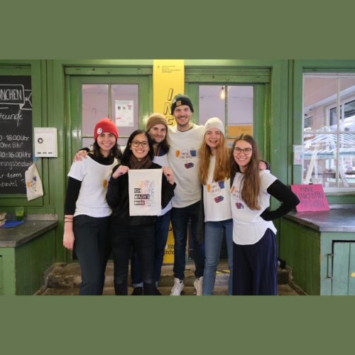 Foto des Teams von „Einmal ohne, bitte“ aus der Aktionswoche mit bedruckten T-Shirts und Stoffbeuteln