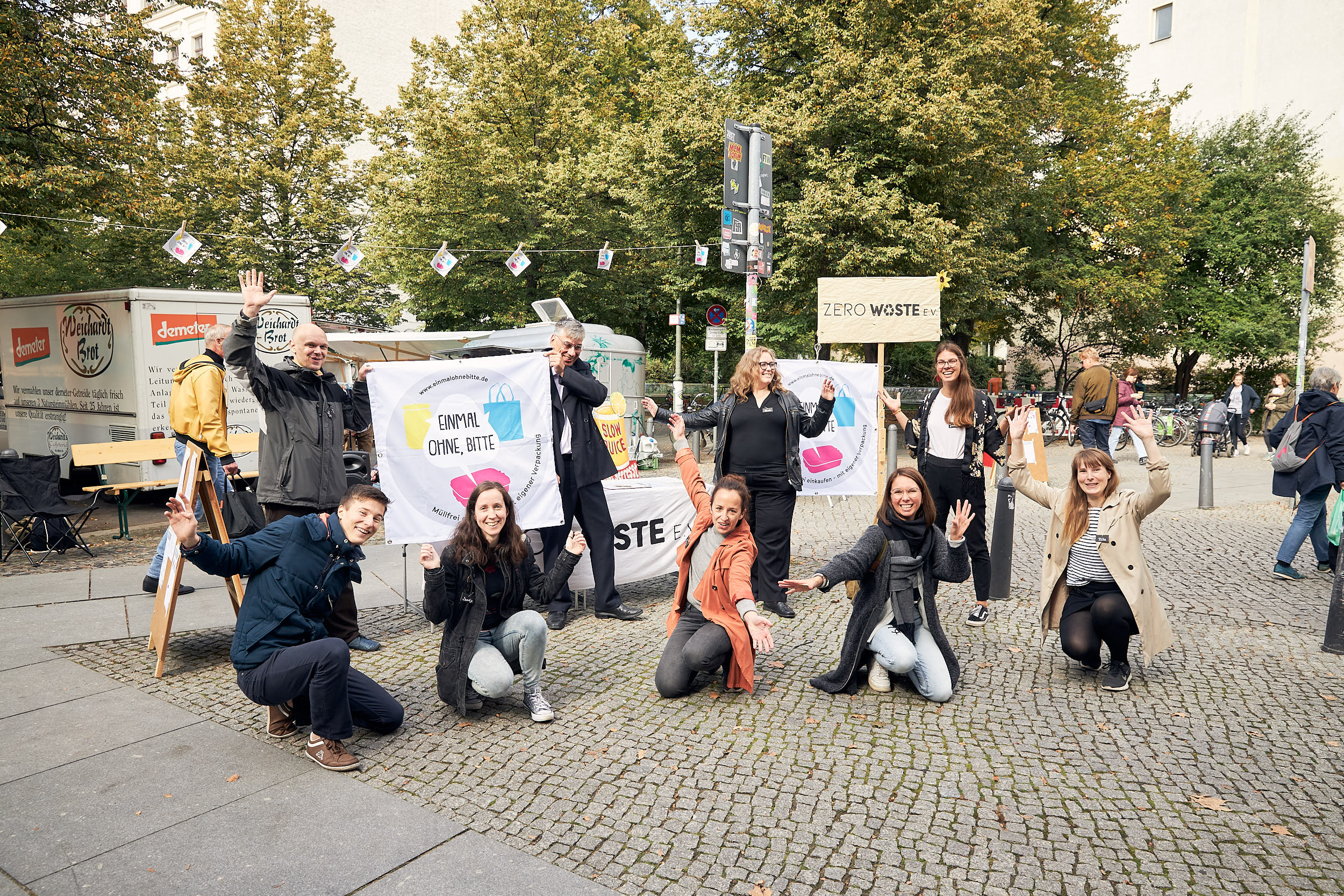 Jubelndes Team beim Kick-off in Berlin mit Schildern von „Einmal ohne, bitte“ und „Zero Waste e. V.“