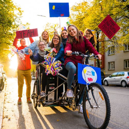 Foto des ursprünglichen Teams von „Einmal ohne, bitte“ mit Lastenrad und bunter Deko