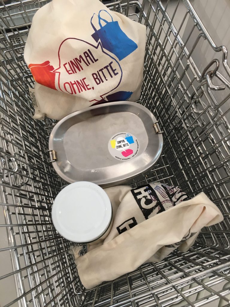 Einkaufskorb mit eigenen Behältnissen wie Stoffbeuteln und Edelstahldose
