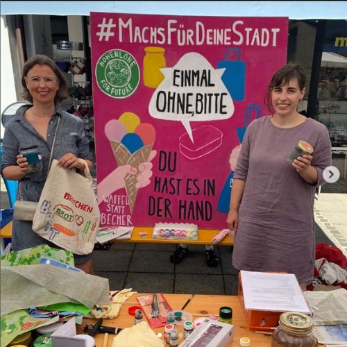 Foto von zwei Vertreterinnen des „Einmal ohne, bitte“-Teams Künzelsau an einem Aktionsstand