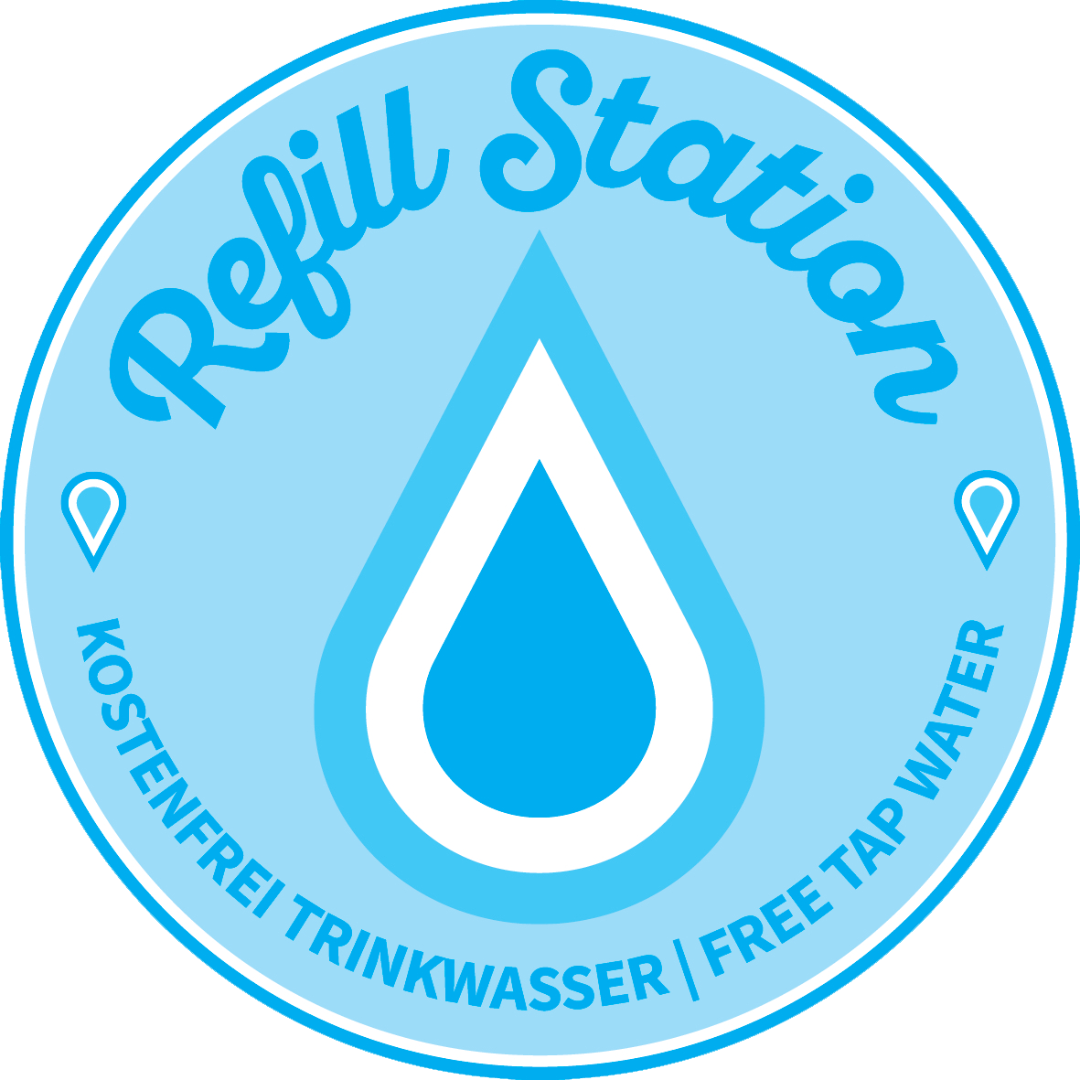 Blauer Kreis mit einem Wassertropfen in der Mitte und dem Text: „Refill-Station – kostenfrei Trinkwasser / free tap water“