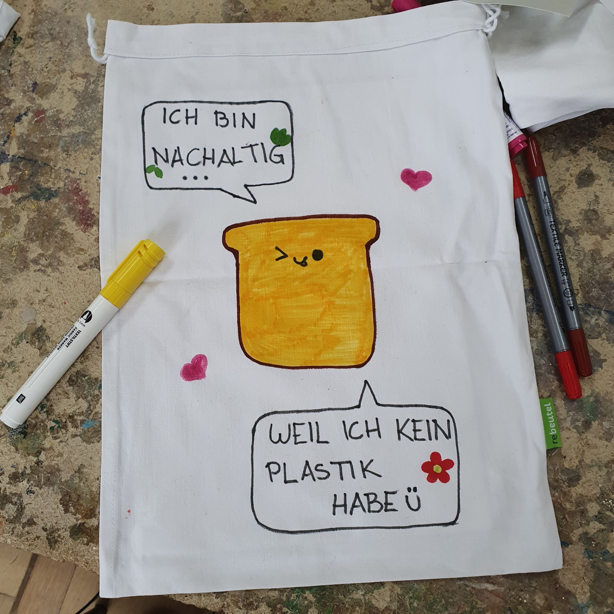 Foto eines bemalten Stoffbeutels mit der Aufschrift „Ich bin nachhaltig … weil ich kein Plastik habe“
