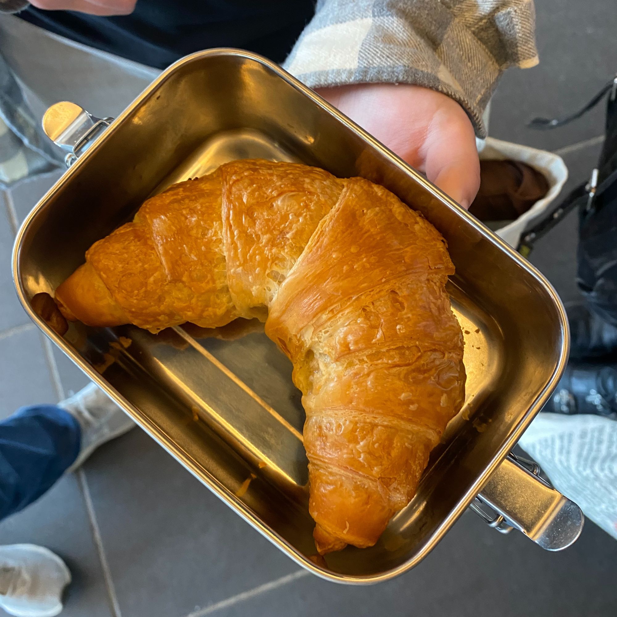 Foto eines Croissants in der Edelstahldose