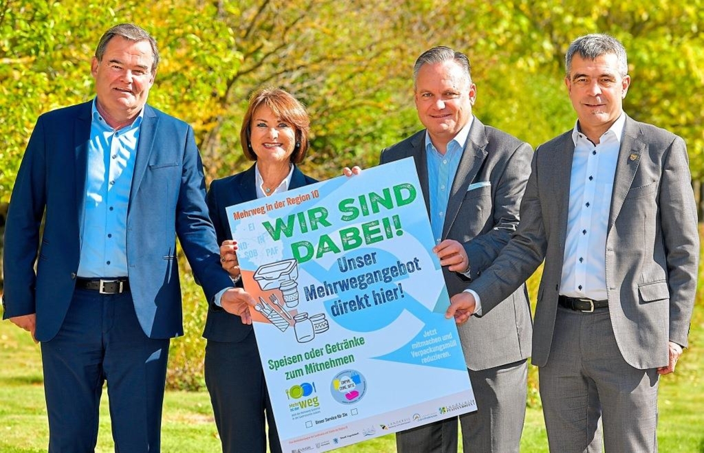 Albert Gürtner (Landrat von Pfaffenhofen), Rita Schmidt (Stellvertreterin des Landrats von Neuburg-Schrobenhausen), Christian Scharpf (Oberbürgermeister der Stadt Ingolstadt) und Alexander Anetsberger (Landrat von Eichstätt) halten ein Plakat hoch mit dem Titel: „Wir sind dabei – unser Mehrwegangebot direkt hier!“