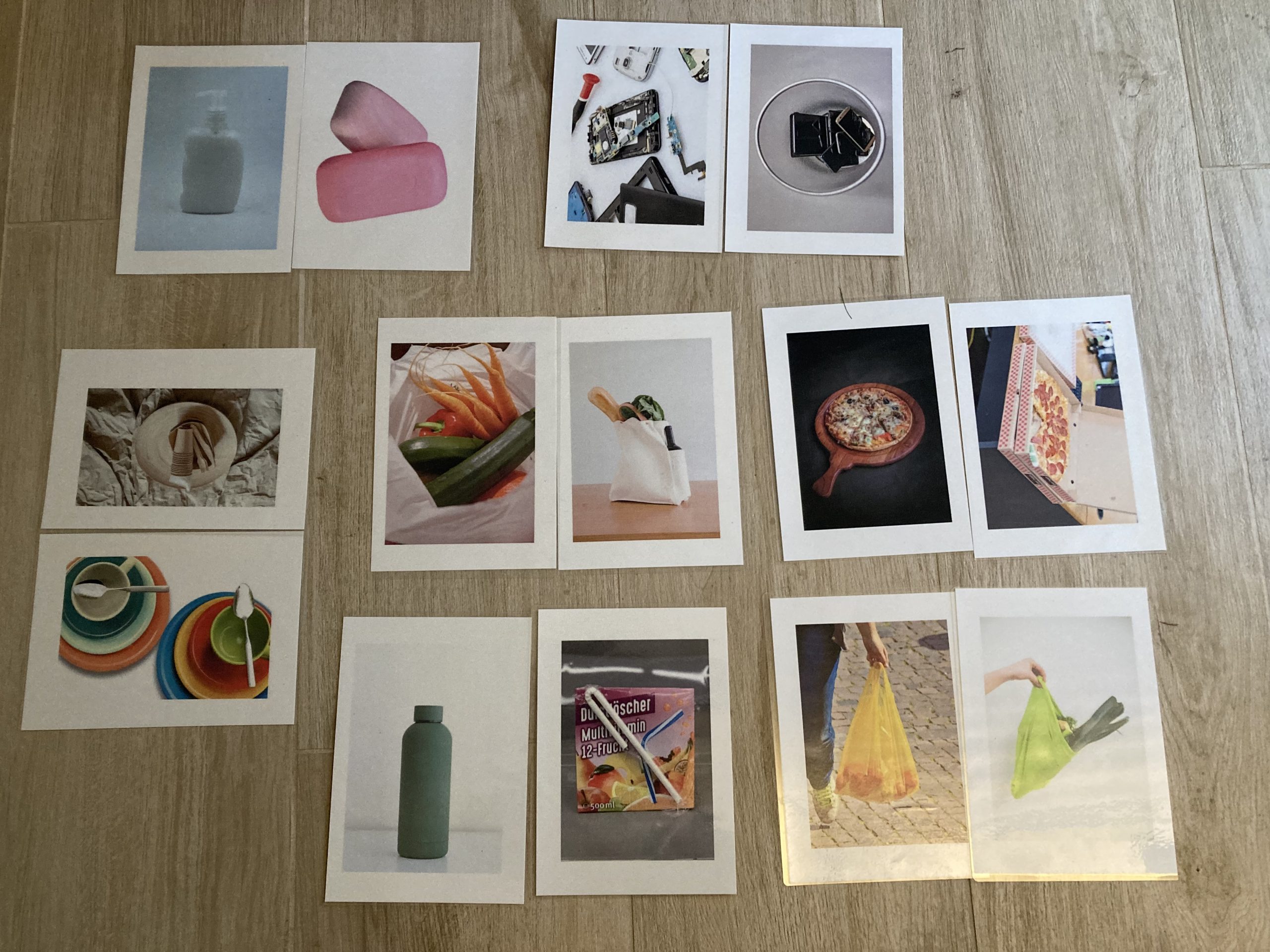Foto des Spiels „Abfallvermeidungsmemory“ mit Paaren aus Einwegverpackungen und Mehrwegalternativen