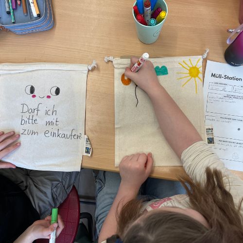 Foto eines bemalten Stoffbeutels mit lächelndem Gesicht und der Aufschrift „Darf ich bitte mit zum Einkaufen?“