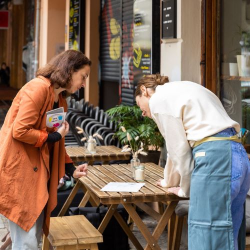 Foto einer Botschafterin von „Einmal ohne, bitte“ im Akquisegespräch mit einem Gastronomiebetrieb