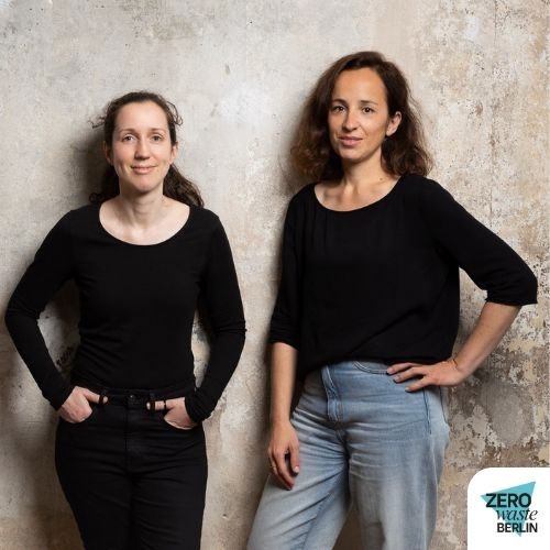 Foto von Swantje und Nina vom Zero Waste Berlin e. V. als „Einmal ohne, bitte“-Team Berlin (mit Logo)