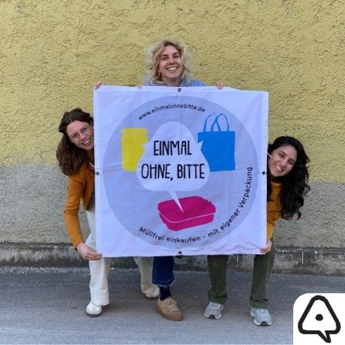 Foto von Julia, Caro und Pamela von rehab republic e. V. als „Einmal ohne, bitte“-Team München (mit Logo)