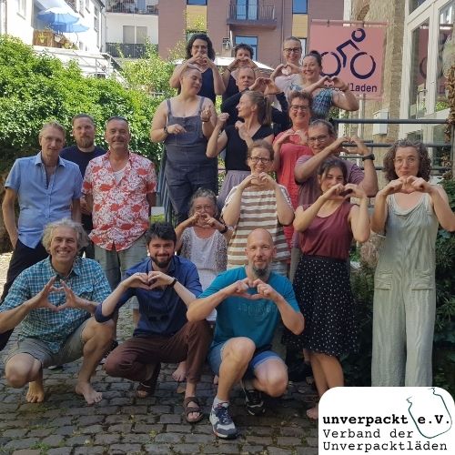 Foto der Mitglieder des Unverpacktverbands als „Einmal ohne, bitte“-Team (mit Logo)