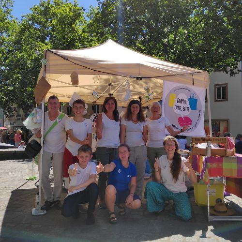 Foto der Bamberger BotschafterInnen-Gruppe von „Einmal ohne, bitte“ am Infostand