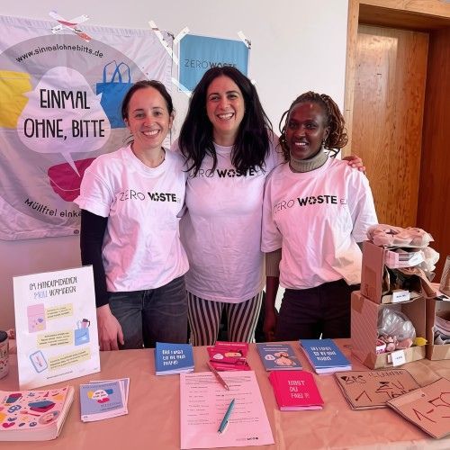 Drei Personen vom Verein „Zero Waste Berlin“ am Infostand von „Einmal ohne, bitte“