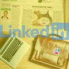 Foto eines Zeitungsartikels und einer Aktentasche mit „Einmal ohne, bitte“-Sticker hinter einem LinkedIn-Logo mit Verlinkung zur LinkedIn-Seite von „Einmal ohne, bitte“